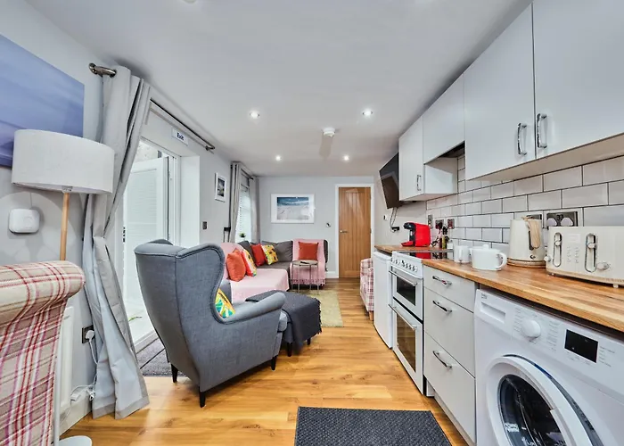 4 Princess Green - Portrush By The Sea